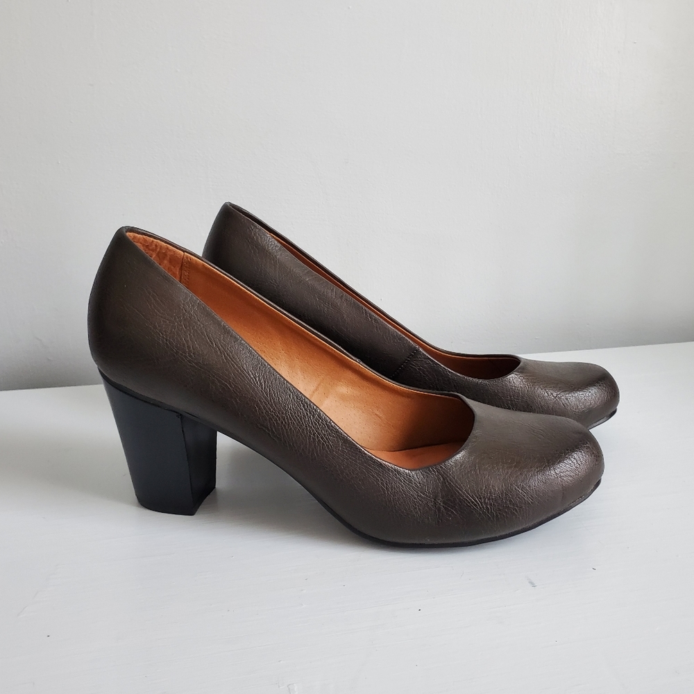 G.H. Bass & Co. Dark Charcoal-Olive Pumps, 10M